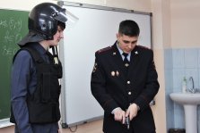 выкса.рф, Полицейские продемонстрировали спецсредства школьникам