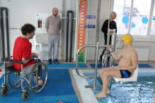 выкса.рф, В бассейне ФОКа «Юность» заработал подъемник для инвалидов
