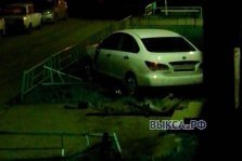 выкса.рф, В Мотмосе водитель иномарки устроил «погром» около дома