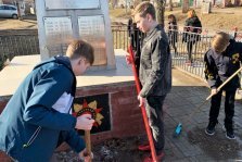 выкса.рф, Школьники устроили субботник у памятников павшим воинам