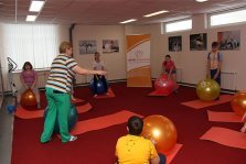 выкса.рф, «ОМК-Участие» организовал в Выксе занятия по лечебной физкультуре для детей с ограниченными возможностями