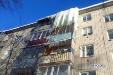 выкса.рф, Ледяная глыба повисла с балкона пятиэтажки на улице Чкалова