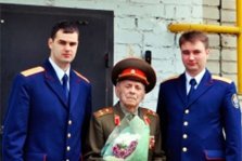 выкса.рф, Выксунские следователи поздравили ветерана ВОВ с 70-летием Победы