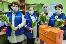 выкса.рф, Сотрудники скорой помощи подарили цветы коллегам-женщинам