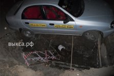 выкса.рф, В Выксе машина такси провалилась в яму для ремонта теплотрассы (фото)