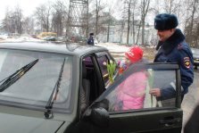 выкса.рф, Накануне 8 марта выксунским автоледи подарили цветы