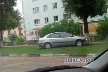 выкса.рф, На улице Красные Зори иномарка протаранила автомобили и врезалась в дерево