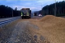 выкса.рф, Водитель грузовика влетел в навалы щебня на трассе М-12