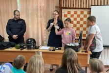 выкса.рф, Полицейские научили детей надевать бронежилет и снимать отпечатки пальцев