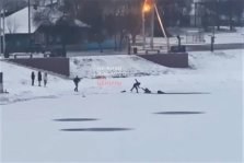 выкса.рф, Двое подростков провалились под лёд на Верхнем пруду