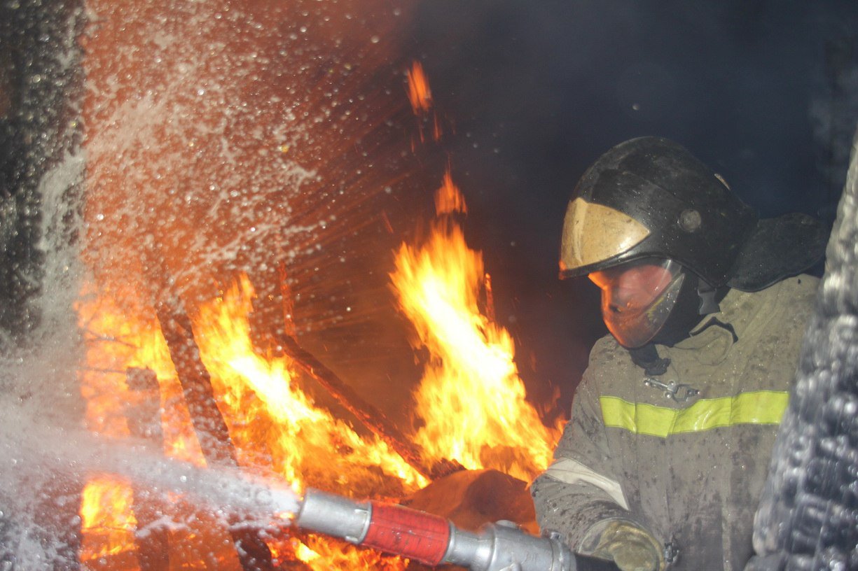 На Луначарского сгорел деревянный пристрой к дому