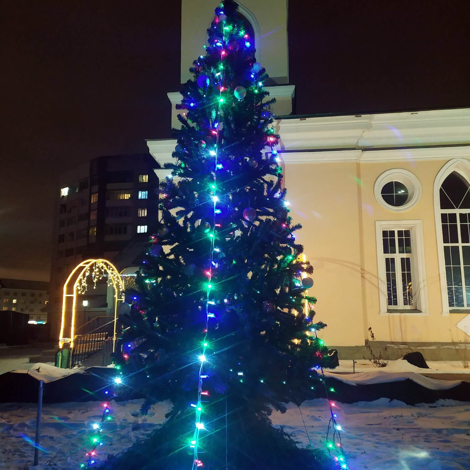 Выксунцы помогли украсить ёлку возле храма на улице Ленина