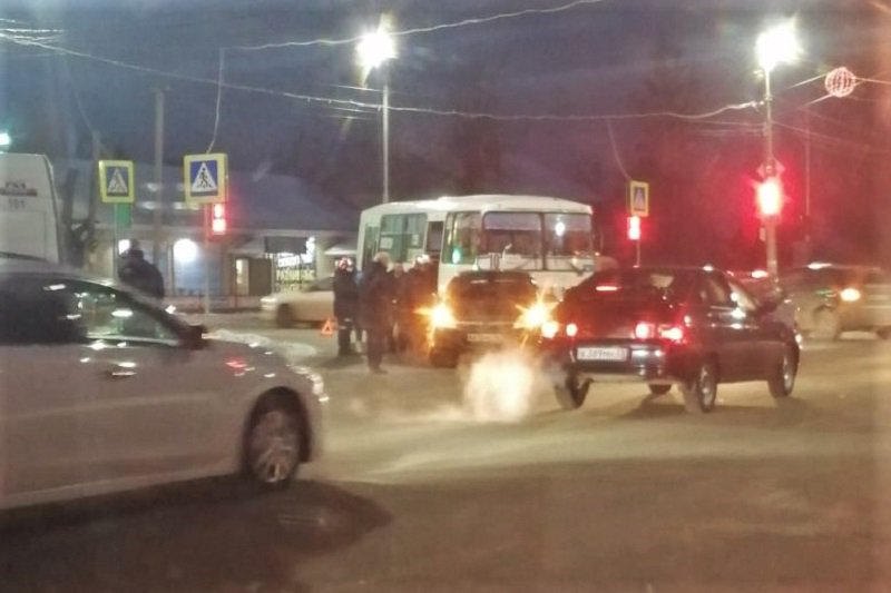 Автобус и иномарка столкнулись на перекрёстке в микрорайоне Гоголя