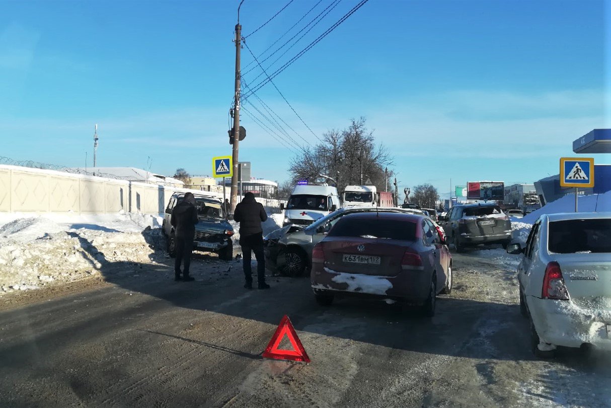 Четыре автомобиля столкнулись на улице Ленина