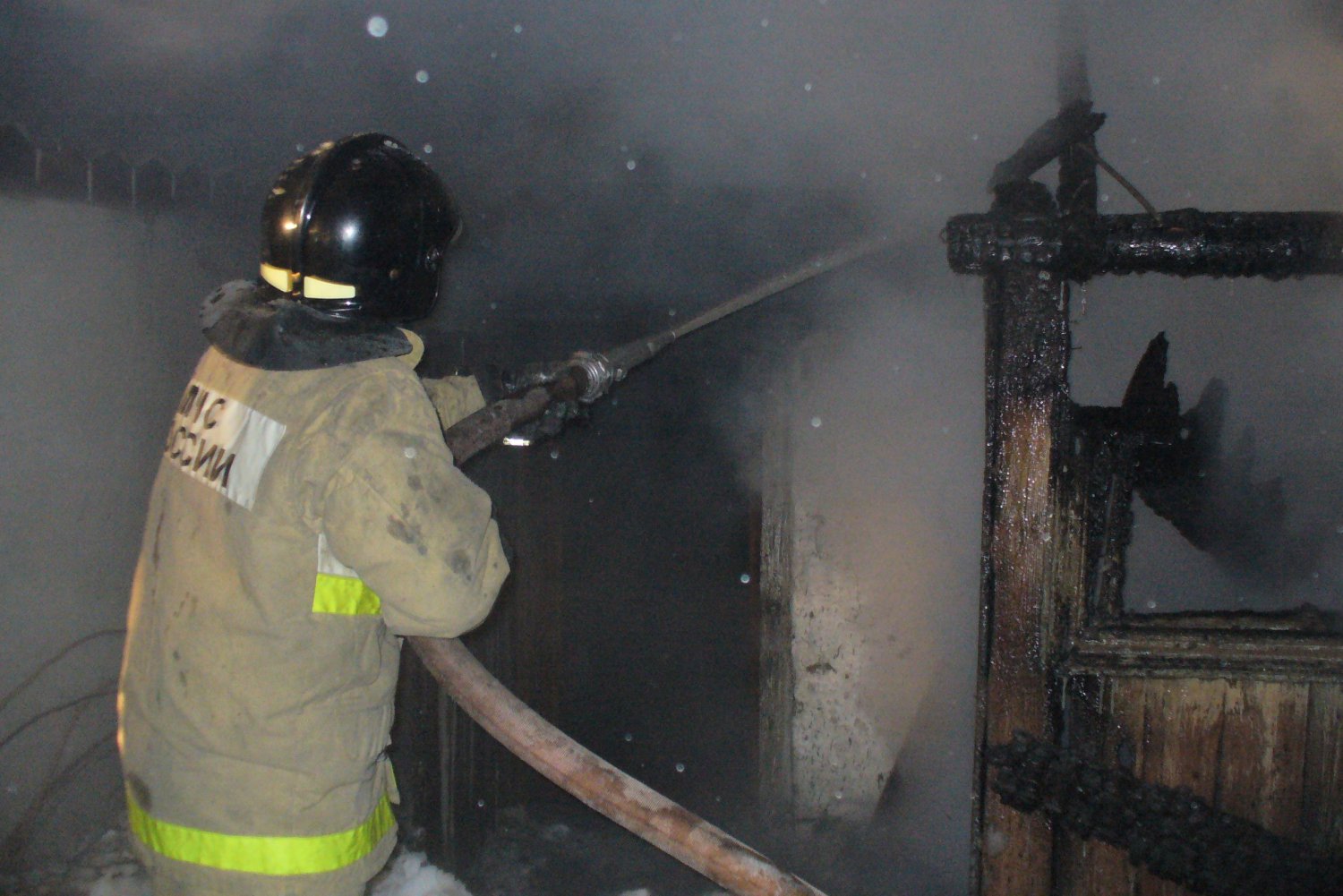 Пожарные потушили дом в Ближне-Песочном