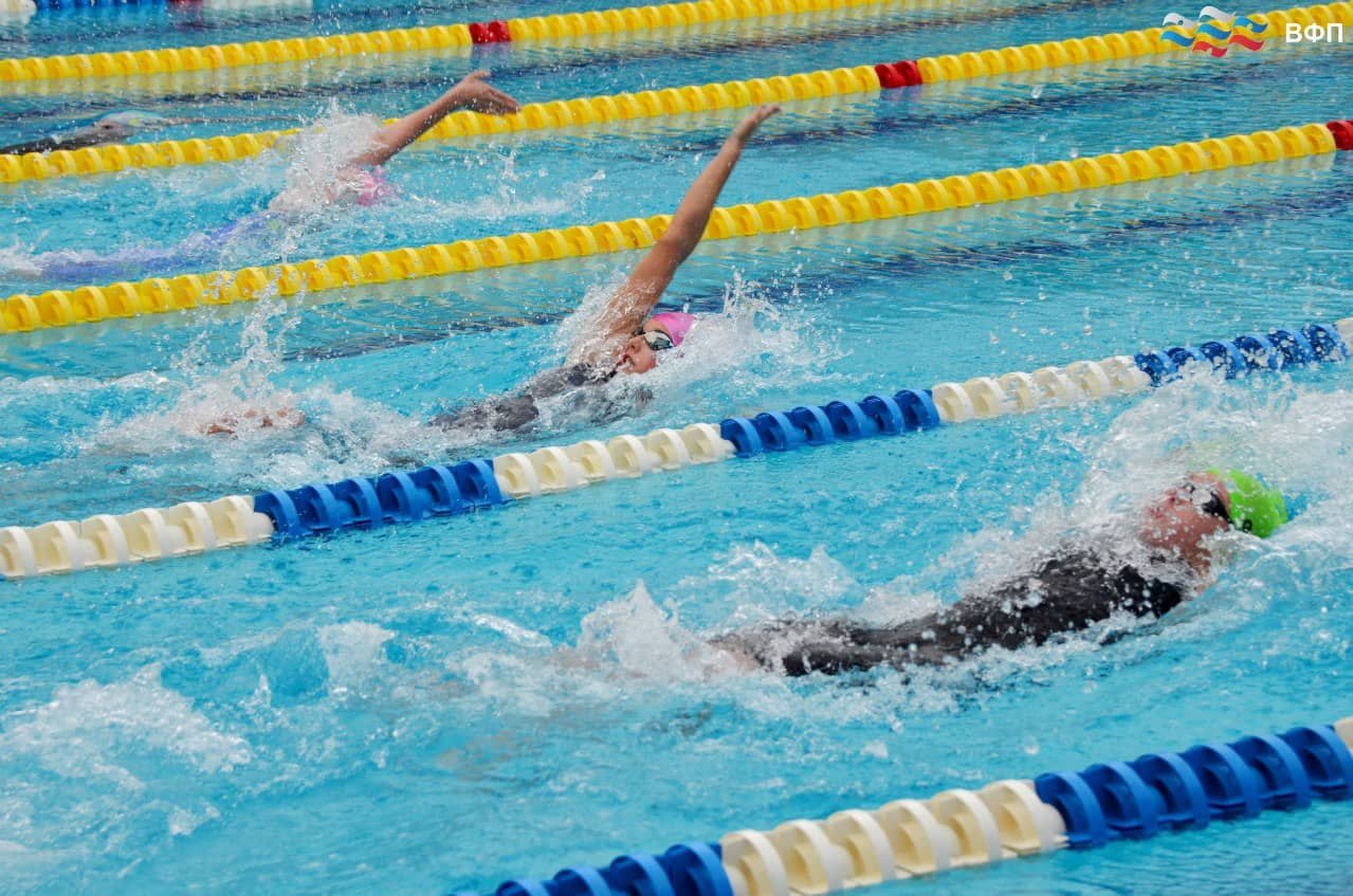 Четырнадцать медалей выиграли пловцы на областных соревнованиях