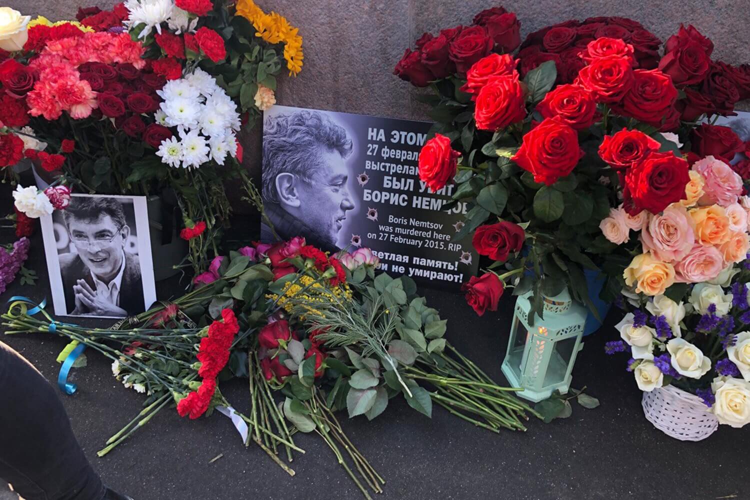 Выксунец возложил цветы к месту убийства Бориса Немцова