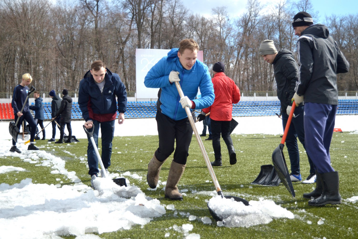 Волонтёры чистили от снега футбольное поле стадиона «Металлург»