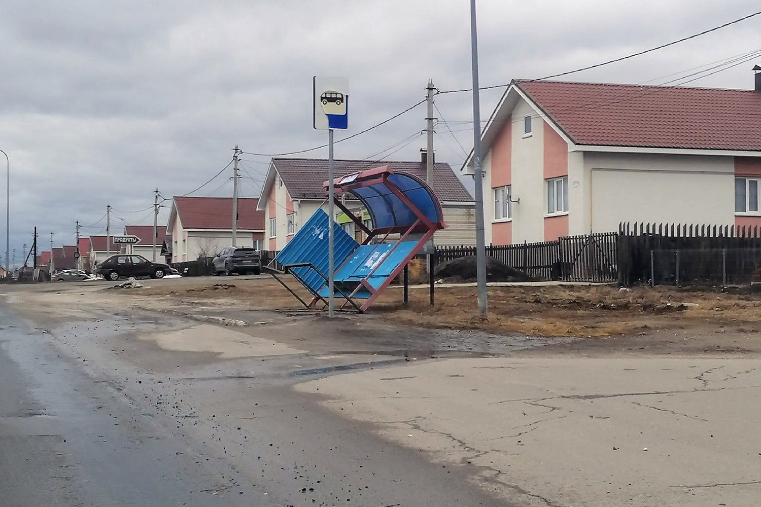 Ветер повалил автобусную остановку в Борковке