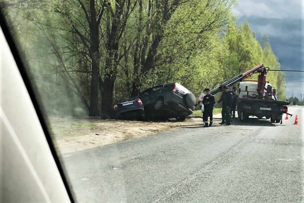 Два авто врезались в дерево после столкновения на трассе
