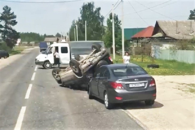Автомобиль перевернулся в тройном ДТП в Навашине