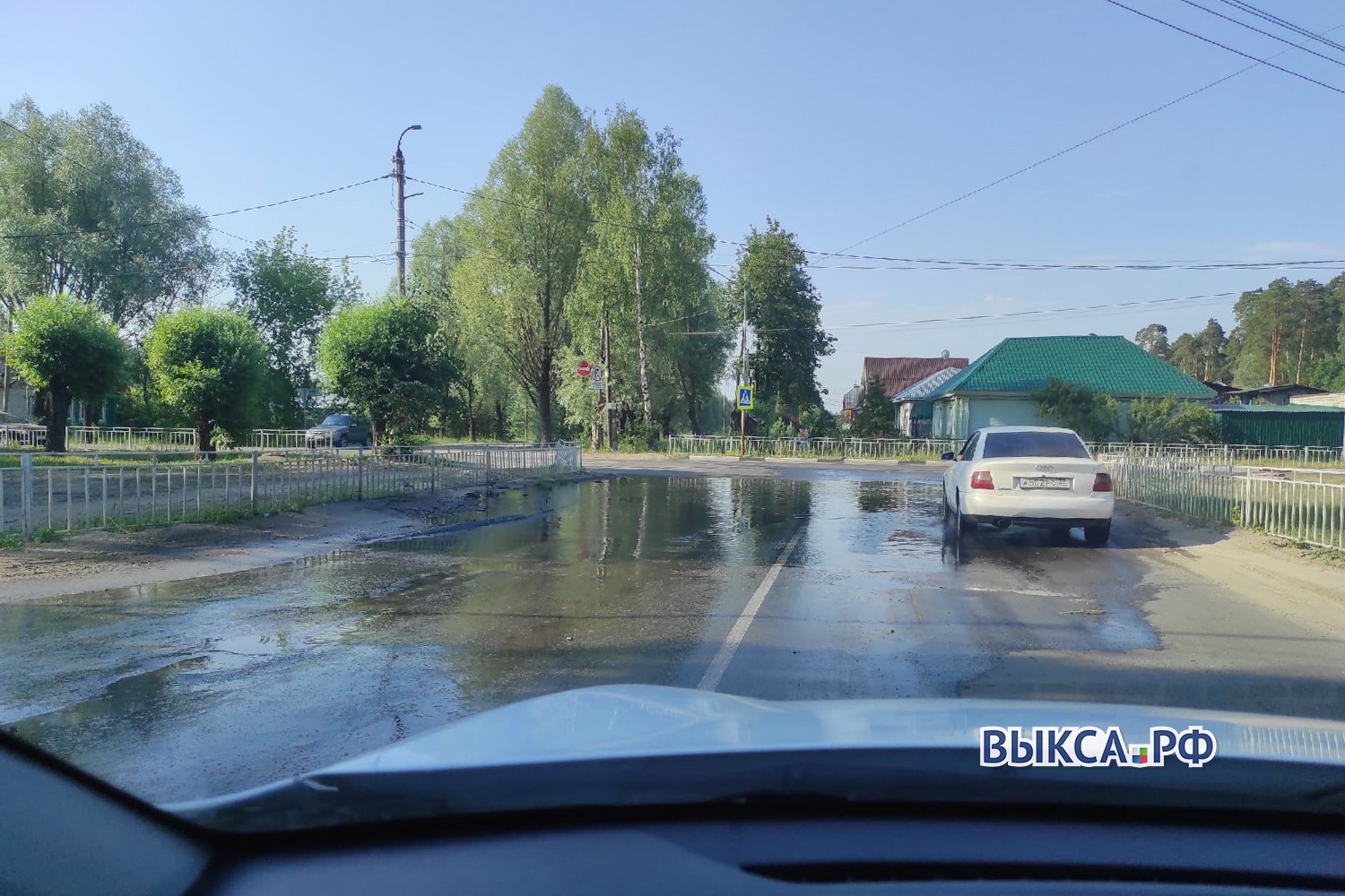 Коммунальщики снова попробуют справиться с лужей на улице Романова