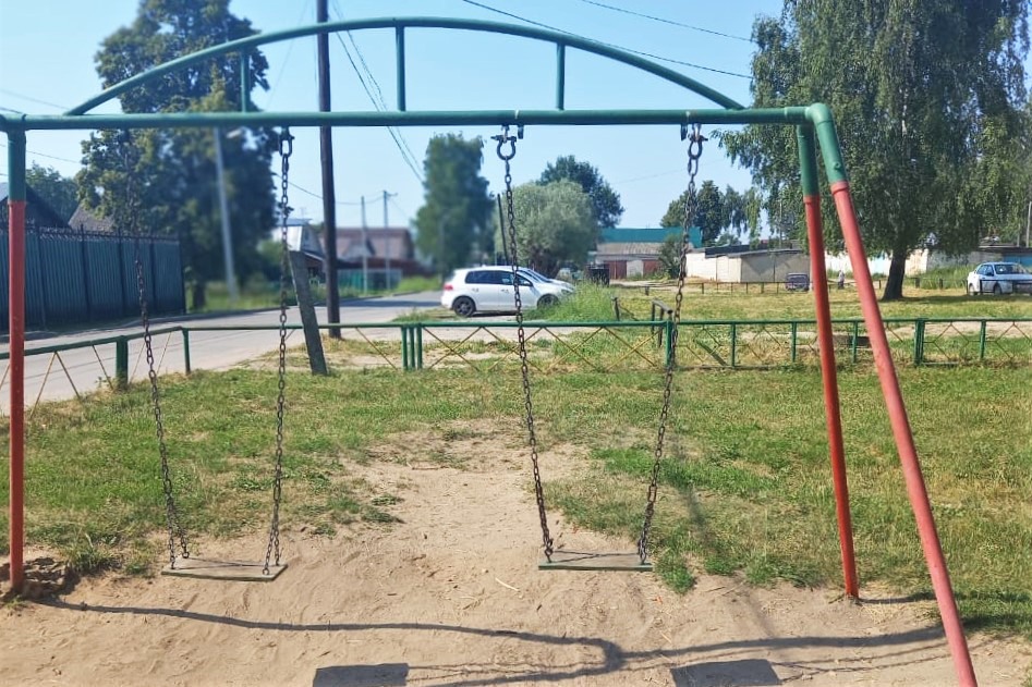 На улице Попова отремонтировали детскую площадку