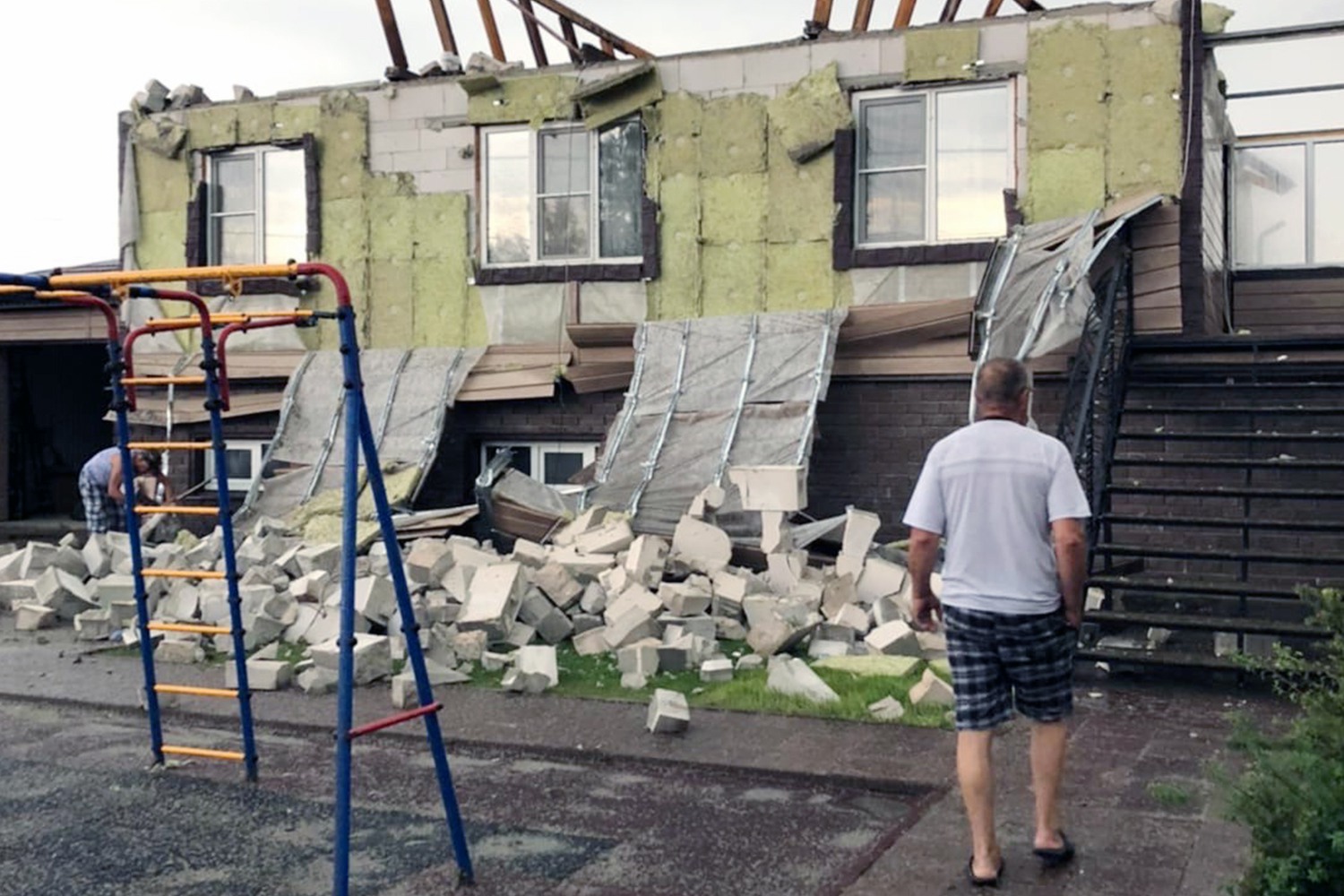 Ураганный ветер сорвал крыши домов и повалил деревья