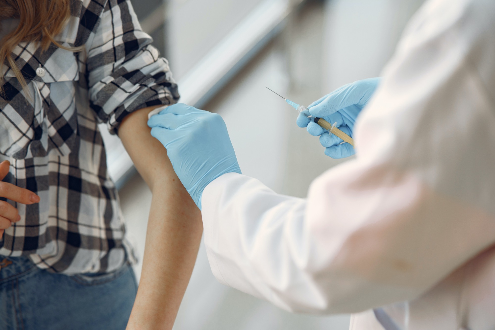 Вакцинация подростков от коронавируса стартует до 20 сентября