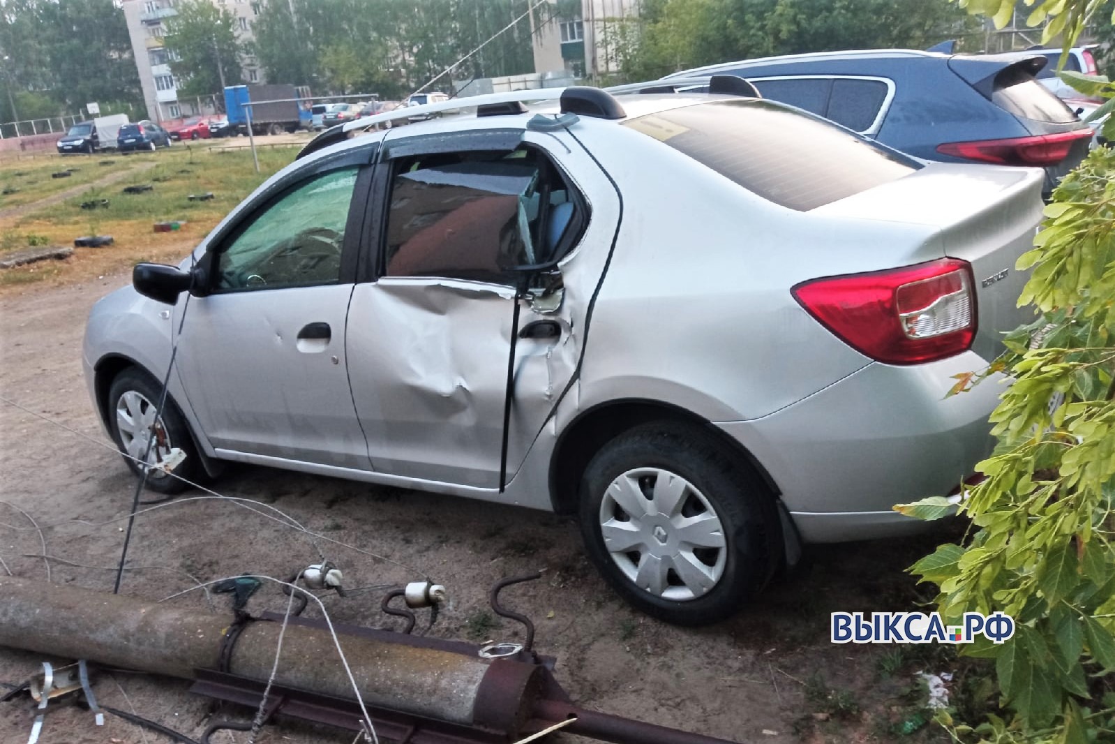 Упавший бетонный столб повредил припаркованный автомобиль