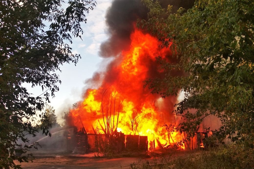Многоквартирный дом эвакуировали из-за крупного пожара на Щитках