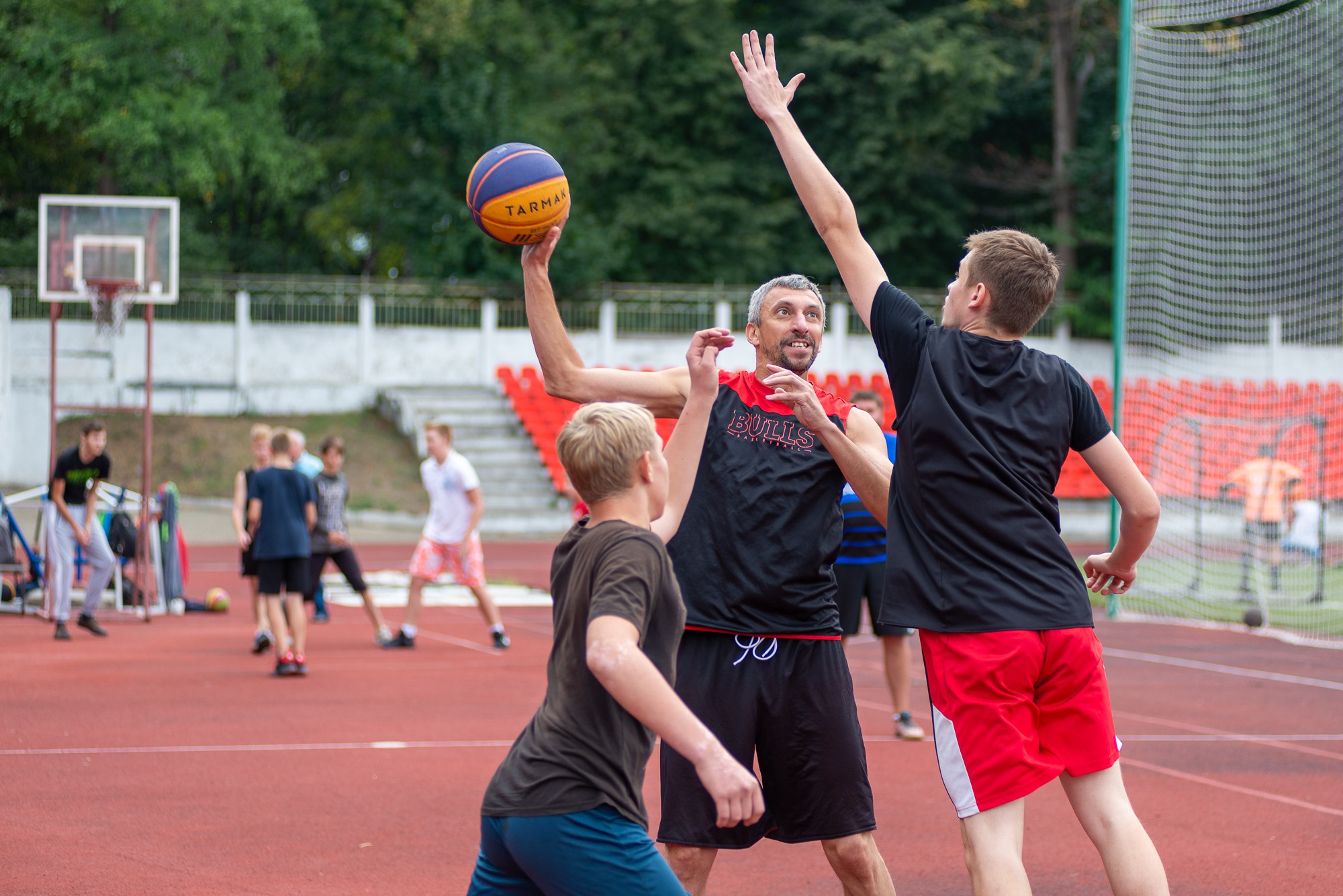 День физкультурника: выксунцы уступили «Сарову» на турнире по стритболу 📷