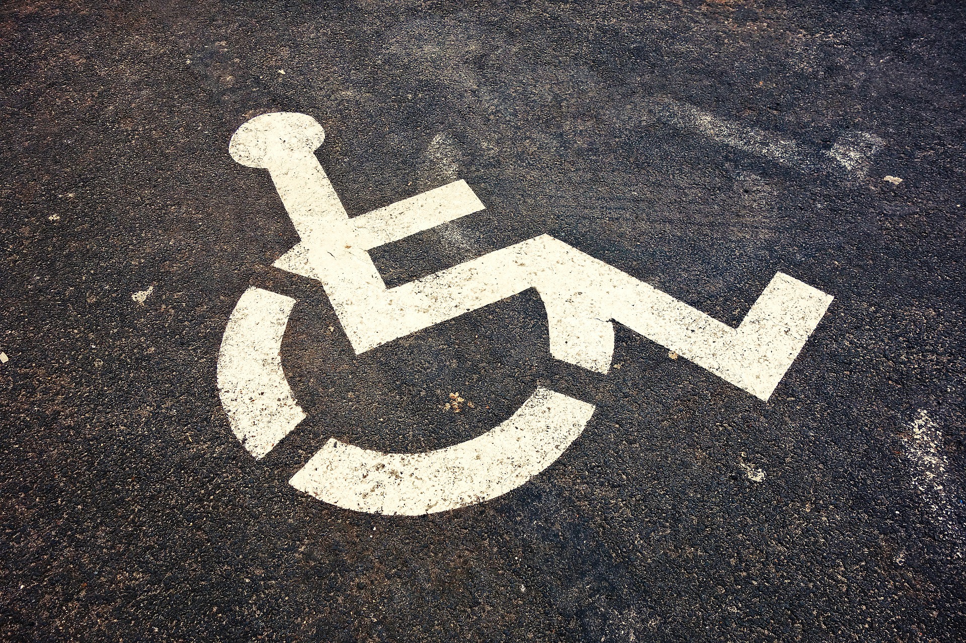 Четыре автомобилиста припарковались на местах для инвалидов