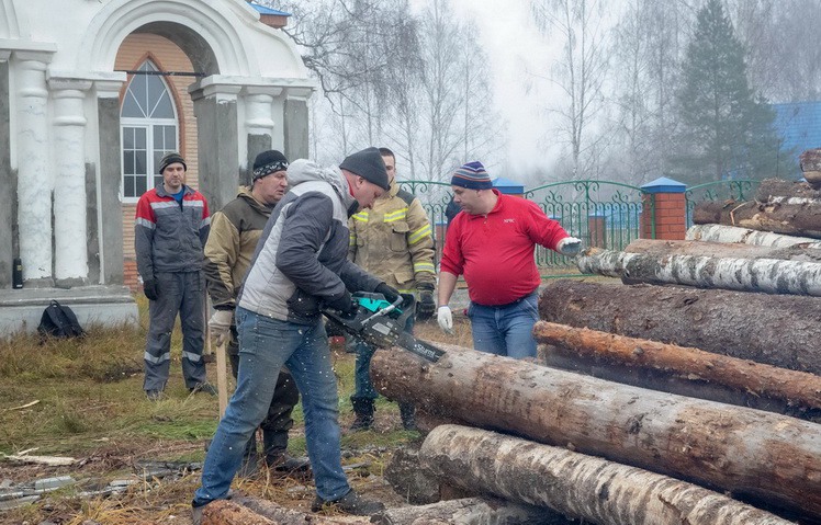 Пожарные заготовили дрова для храма в Полдеревке