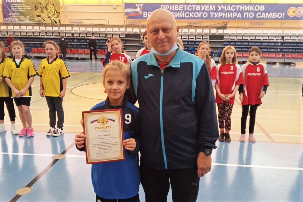 Две школы выиграли соревнования по мини-футболу среди девочек