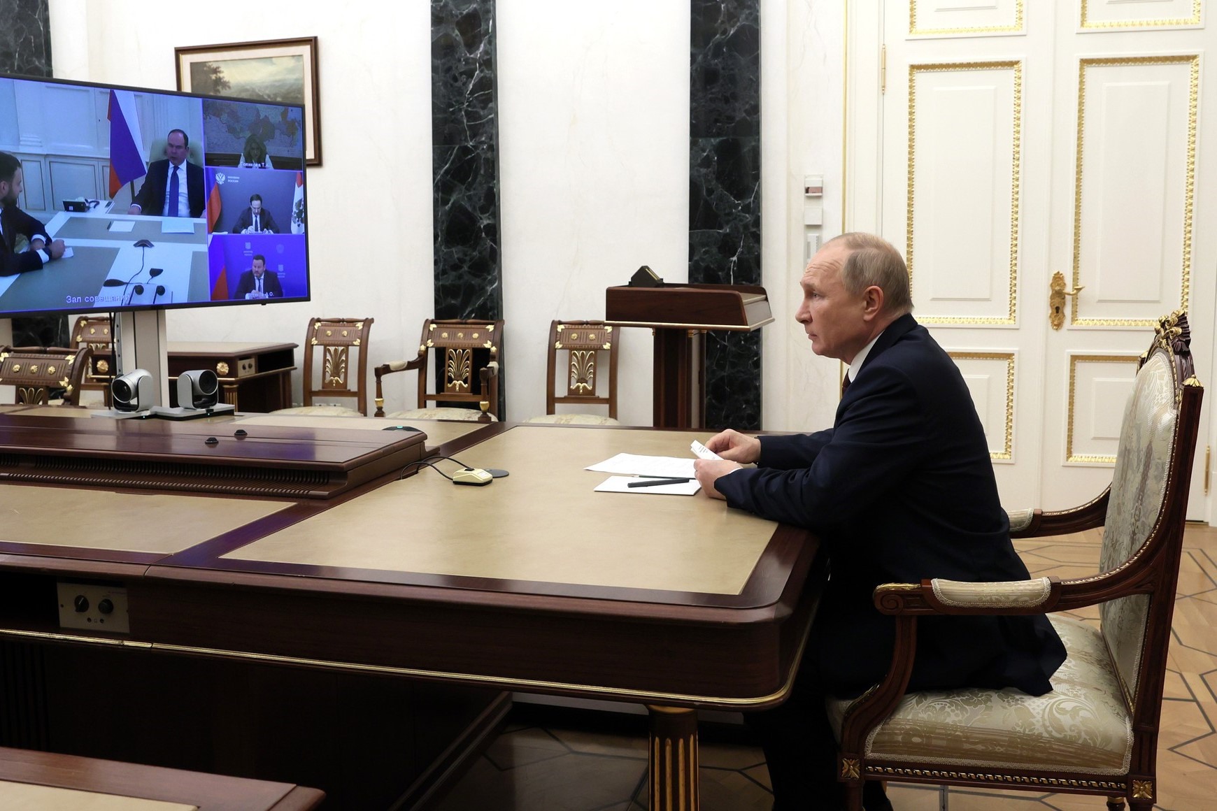 Путин поддержал идею продлить действие сертификата после ковида