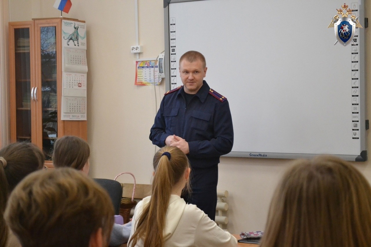 Дмитрий Зобнин рассказал школьникам о профессии следователя