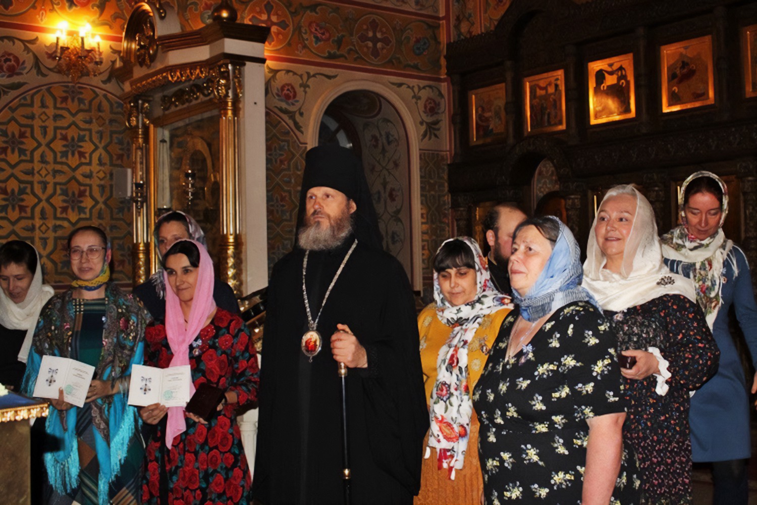 Епископ Варнава вручил многодетным мамам патриаршие знаки материнства