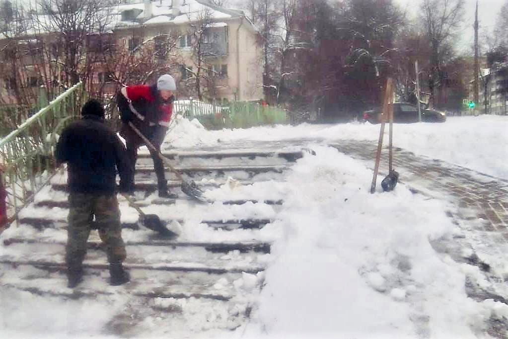 Коммунальщики завалили пешеходную лестницу снегом (обновлено)