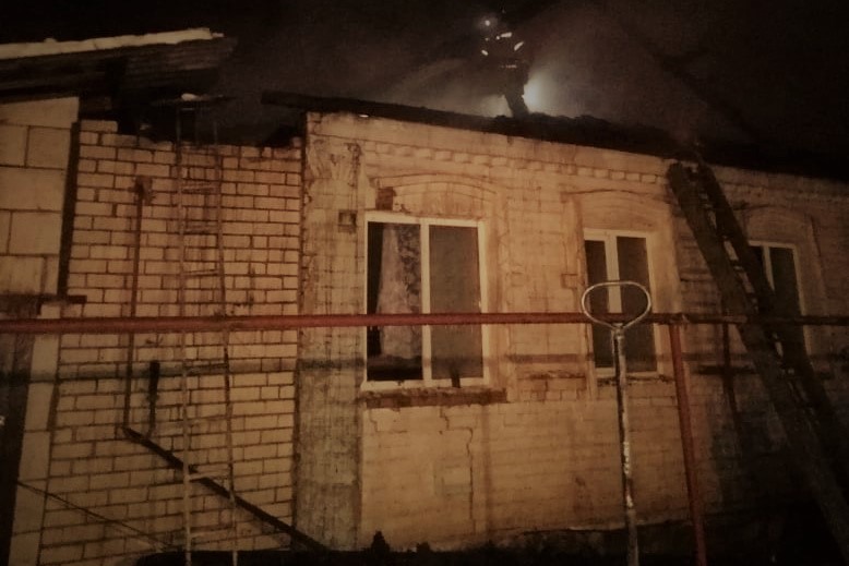 Ночью сгорела крыша жилого дома в Мотмосе