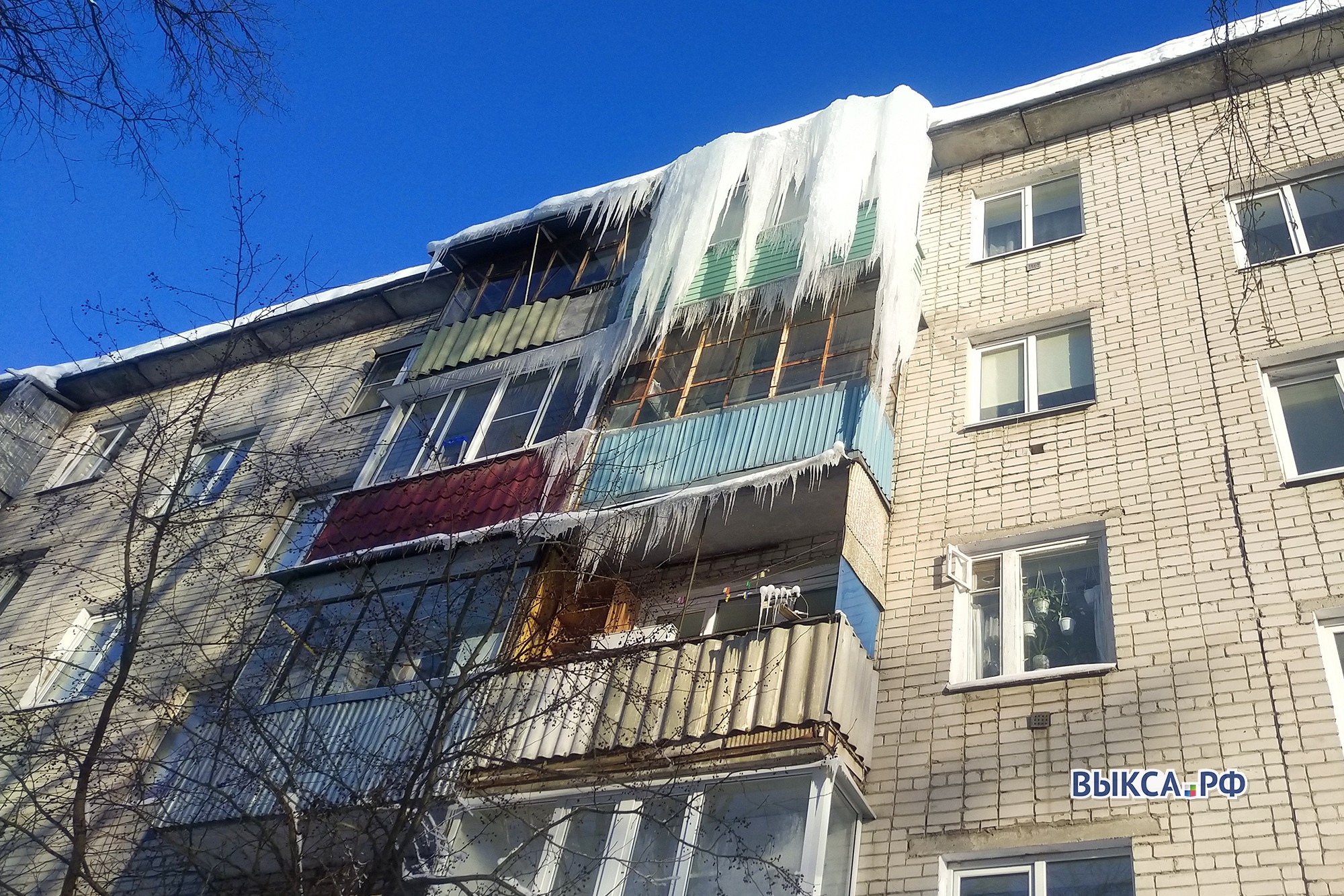 Ледяная глыба повисла с балкона пятиэтажки на улице Чкалова