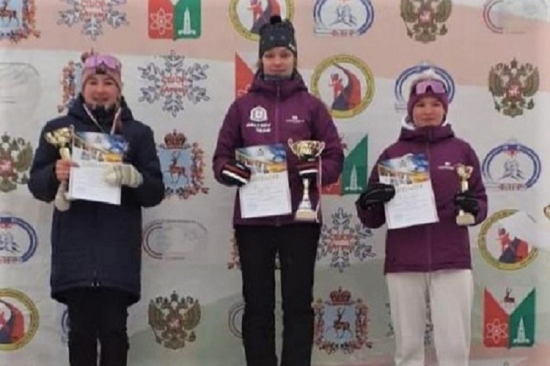 Лыжница Арина Рощина взяла золото и бронзу на чемпионате области