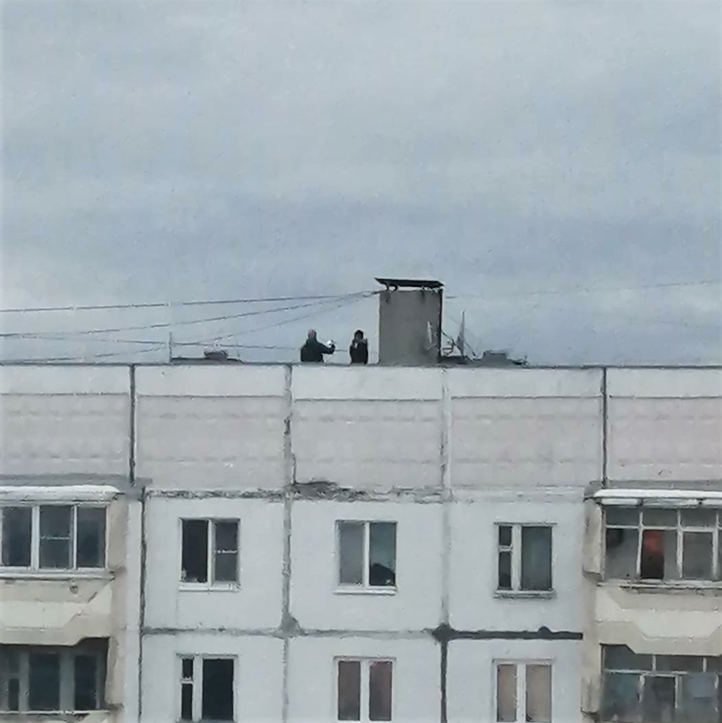 Подростки устроили фотосессию на крыше пятиэтажки