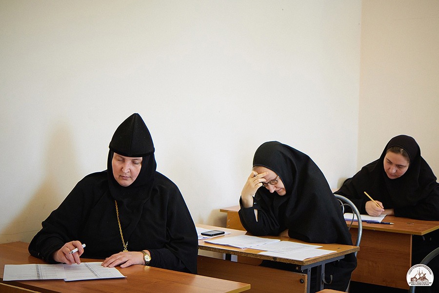 Монахини сдали экзамен на знания основ христианства