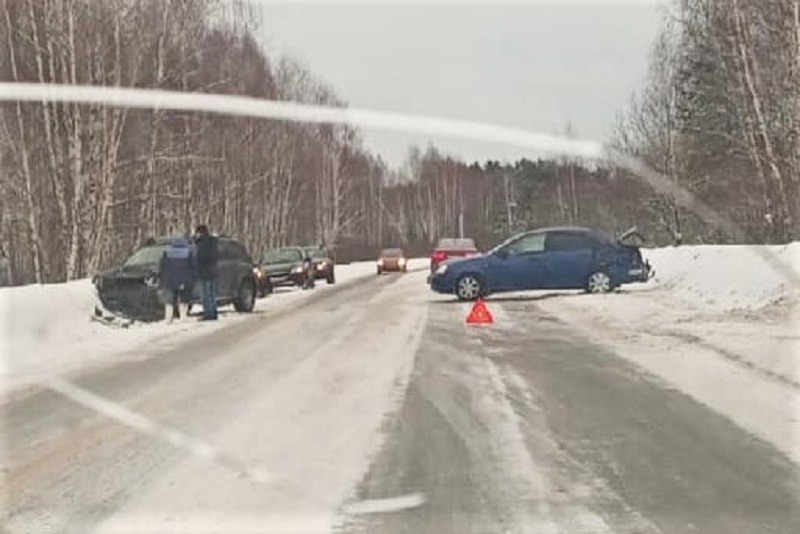 Два автомобиля столкнулись на трассе между Грязной и Антоповкой