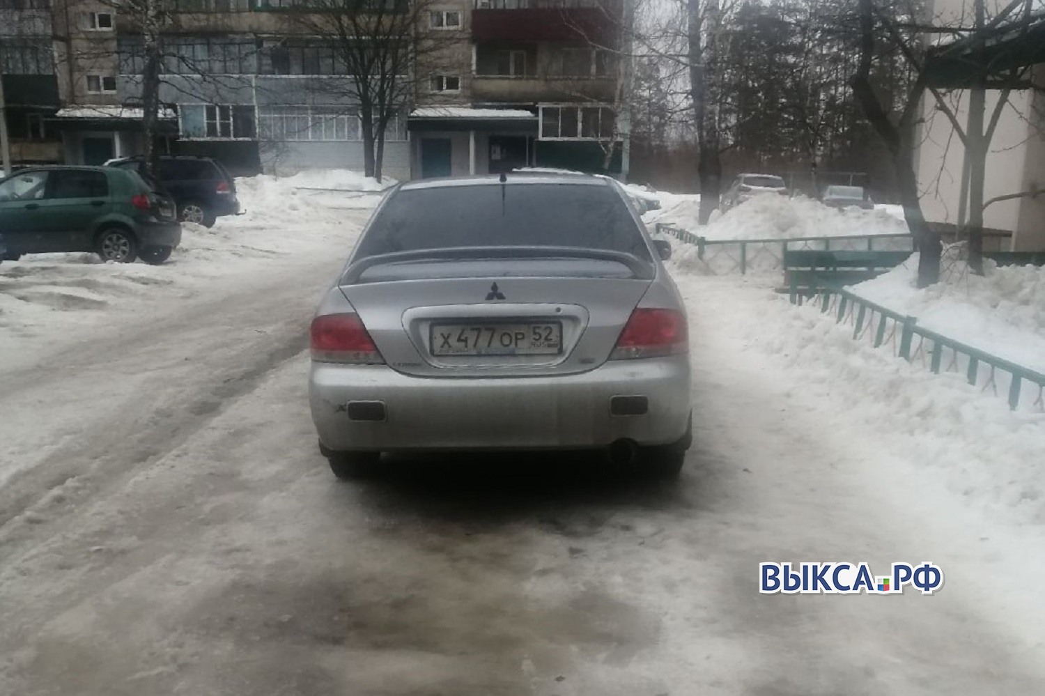 Автомобилисты перекрыли тротуар в микрорайоне Жуковского