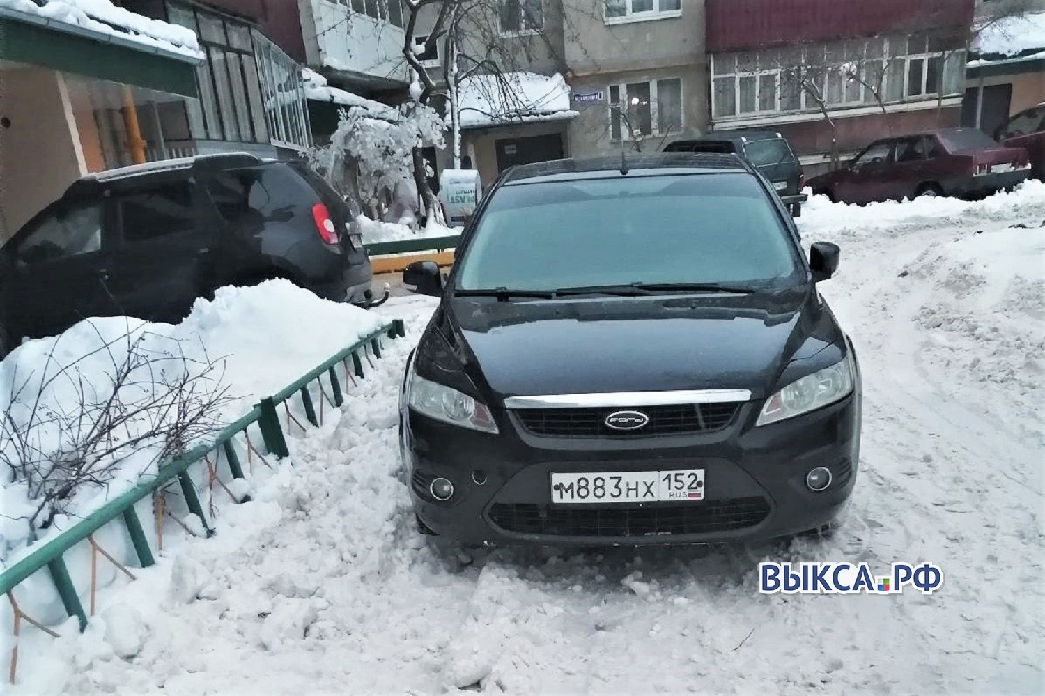В микрорайоне Жуковского снова припарковались на тротуаре