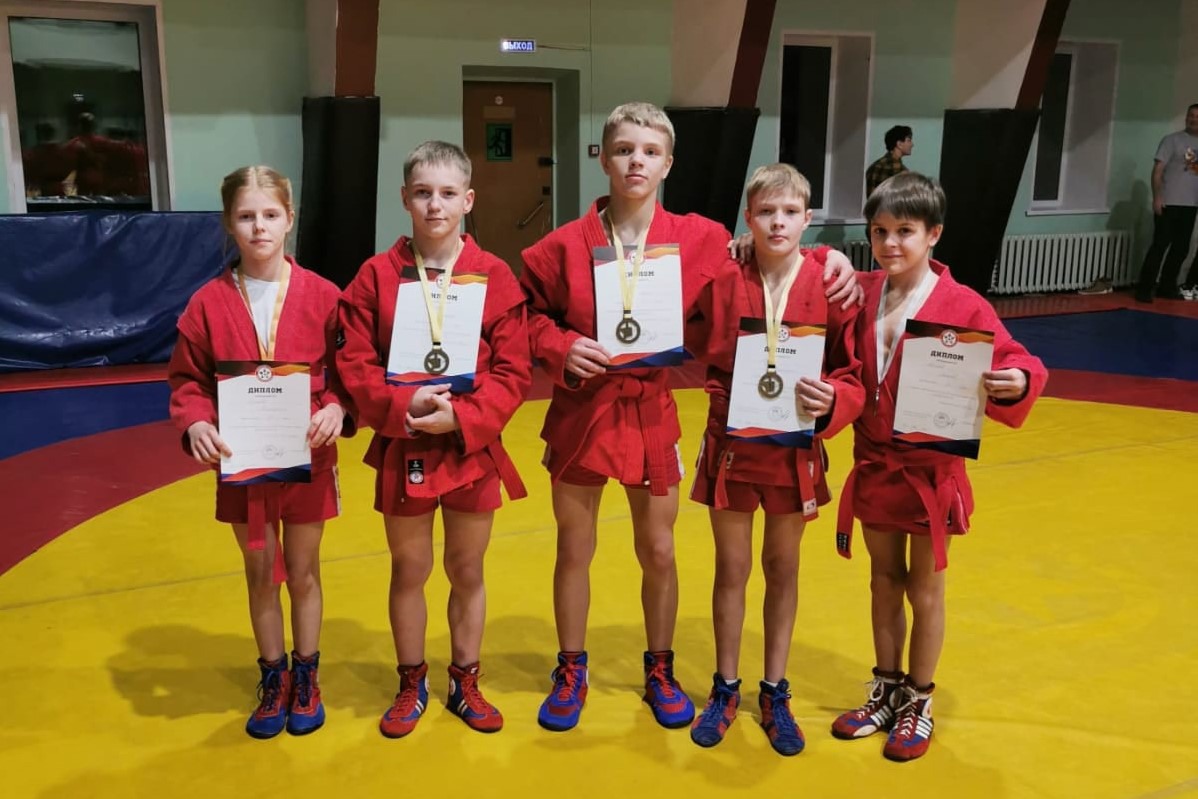 Юные самбисты взяли шестнадцать медалей на первенстве области