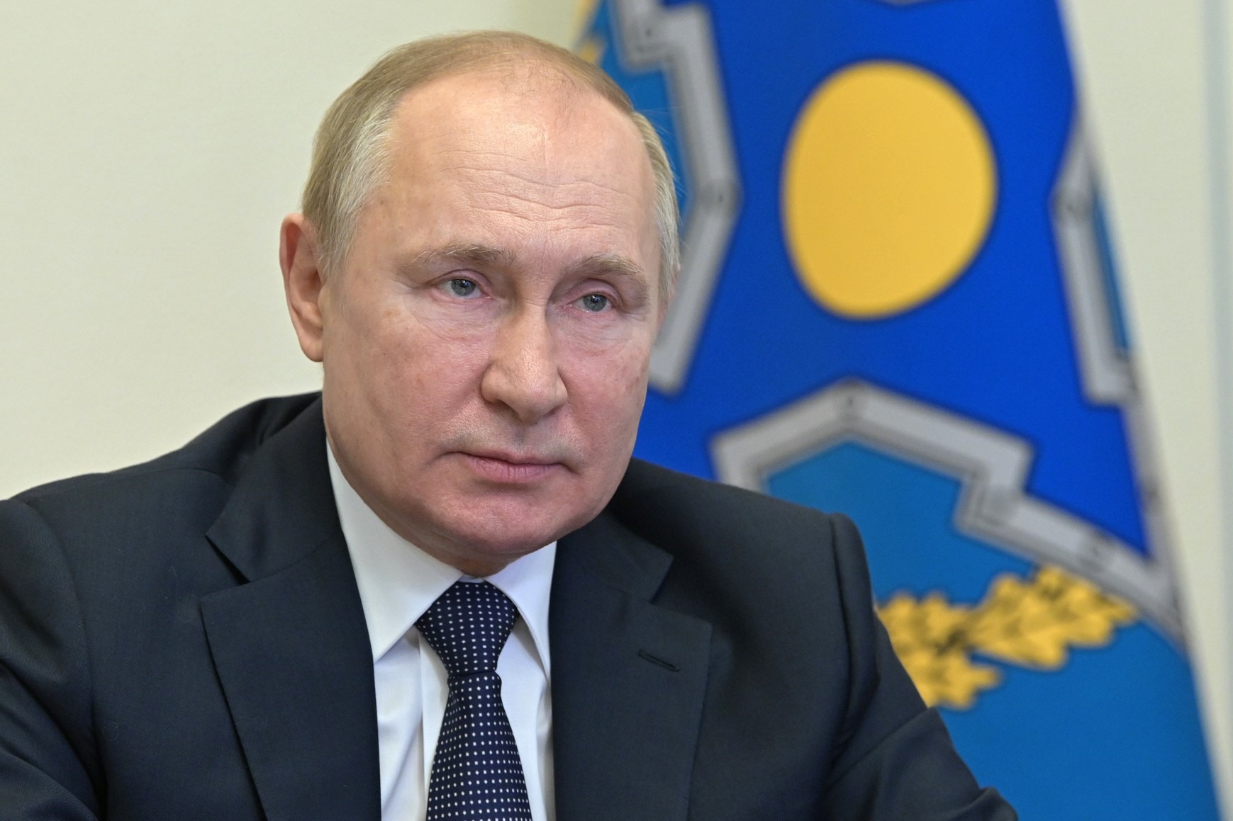 Путин анонсировал снятие ограничений для контактных по COVID-19