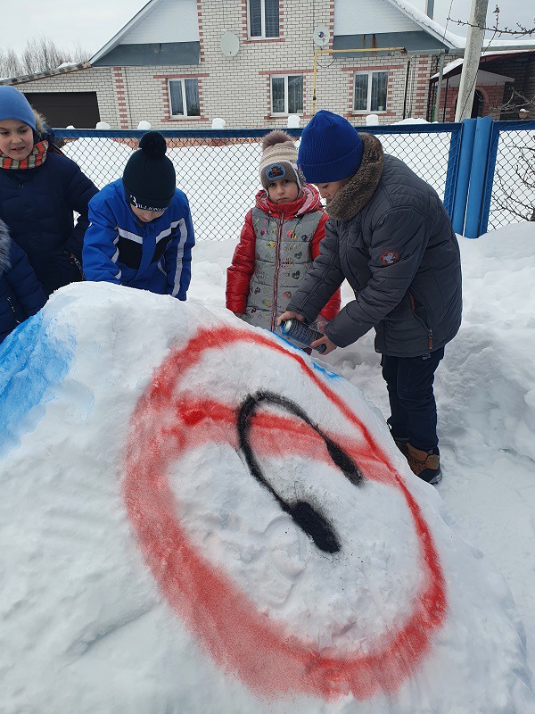 Дети нарисовали ПДД-граффити на снегу
